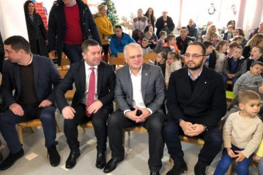 (FOTO) BEOGRAD JE DALEKO, ALI MI SMO TU ZA VAS: Vesić podelio paketiće deci u Leposaviću!