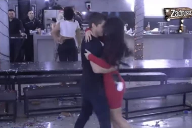 (VIDEO) Trljali se jedno uz drugo: David prelazio prstima preko Aninih usana!