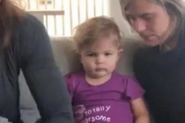 (VIDEO) Ova devojčica je nasmejala ceo svet: Turaju joj tek rođenog brata pod nos, a njena reakcija SVE ŠOKIRALA!