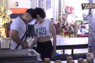 (VIDEO) Opipala mu ponos: Mina zavukla Marku Markoviću ruku u gaće!