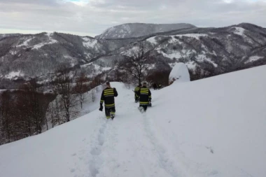 Sneg iznenadio komšije! Meteorolozi ni njima nisu najavili padavine, da se mi polako spremimo?