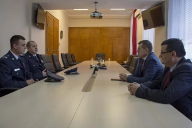 MISLE I NA NAJMLAĐE: Direktor policije obradovao mališana poklonom na Novu godinu