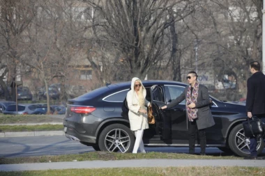 Karleuša napravila haos u Zemunu: Džipom umalo izazvala sudar!