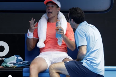 SUROVI SPORT: Poljak je gazio Nišikorija, a onda je krenuo da se trese i grči