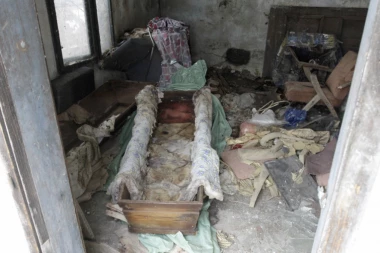 (FOTO) Horor u šupi napuštene kuće u Železniku: Tražile blago, našle kovček s lešom starice!