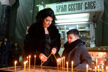 (FOTO) Prizor koji slama srca: Oliverov sin pali sveću ubijenom tati!