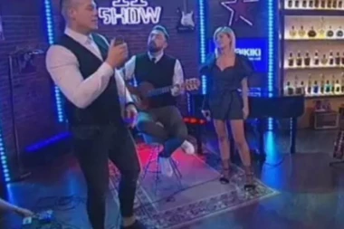 (VIDEO) Kiji oči pune suze kada joj se na bini pridružio Sloba: Jedva otpevala pesmu!