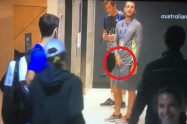 Zaboravio na kamere: Troicki pratio Đokovića, pa se zaigrao sa međunožjem