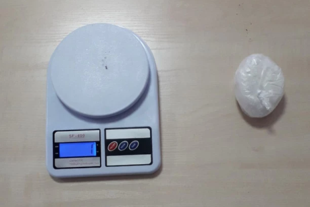 Uhapšeni dileri u Jagodini: Policija u stanu pronašla spid i marihuanu!