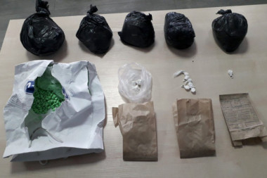 Uhapšen klinac u Smederevu: U stanu mu našli pištolj i drogu