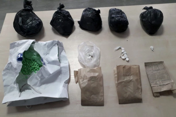 Uhapšen klinac u Smederevu: U stanu mu našli pištolj i drogu