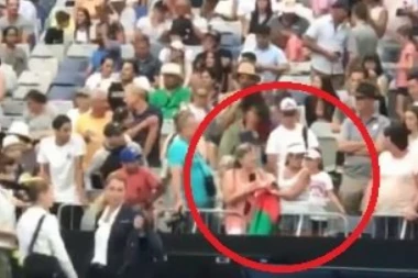 (VIDEO) SKANDAL U MELBURNU: Dve gospođe se TUKLE zbog znojnice