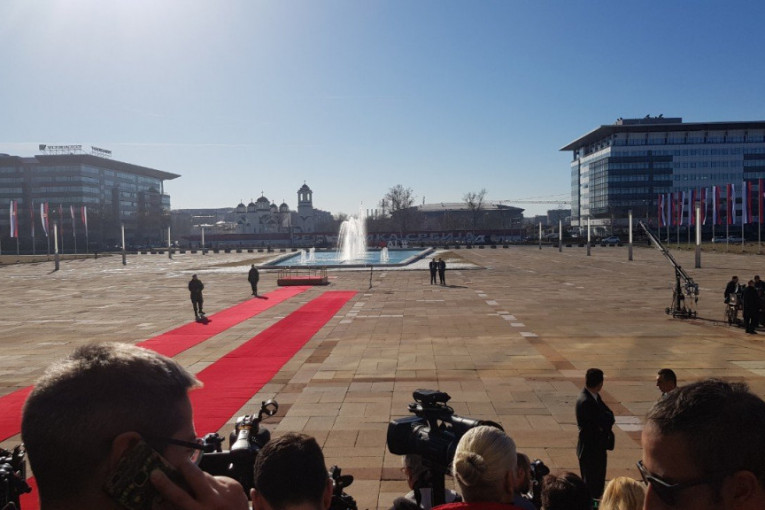 Crveni tepih za Vladimira Putina ispred Palate Srbije