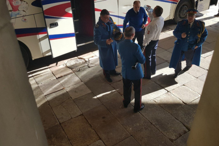 Gardisti ispred Plate Srbije