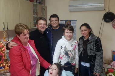 Akcija udruženja "Čepom do osmeha": Uručena invalidska kolica devojčici iz Šapca