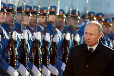 (VIDEO) Putin je zagrlio samo njega!