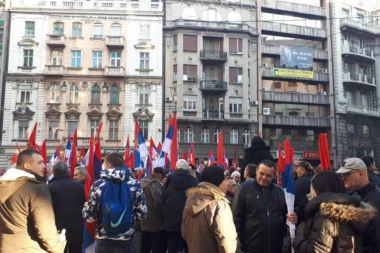 Bravo za ekipu sa Bežanije! Sa upaljenim bakljama preko Brankovog mosta pozdravili Putina!