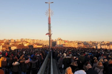 (FOTO, VIDEO) Beograd raširio ruke Putinu: Građani iz svih krajeva zemlje se okupljaju!