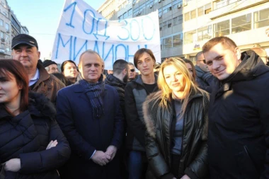 (FOTO) Vesić sa građanima Srbije dočekuje Putina: Ova poseta je trijumf Vučićeve međunarodne politike!