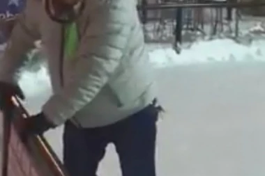(VIDEO) Presmešno! Bosanci baš ne vole zimu: Posle onog koji proklinje grtalicu, ovaj kune dan kad je stao na klizaljke!