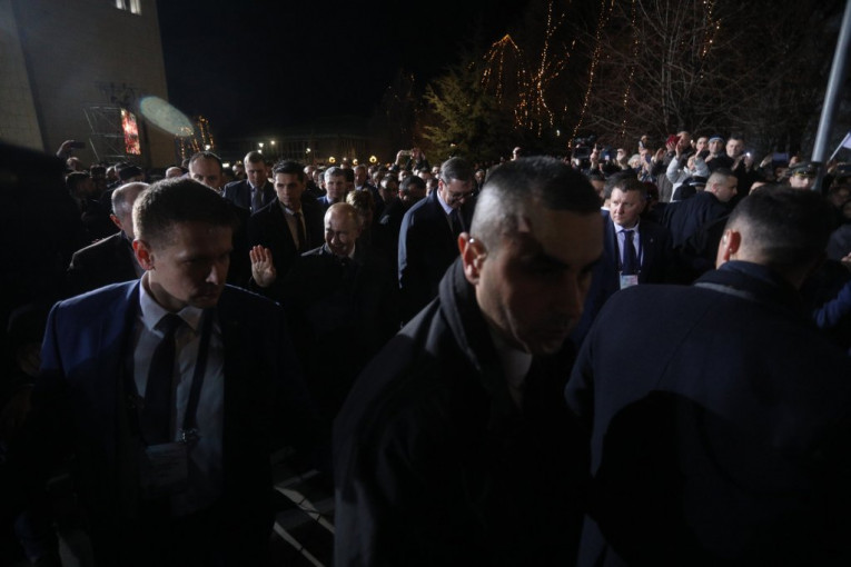 (VIDEO) Nikad niko kao Putin! Pogledajte kako se šef Kremlja pozdravlja sa okupljenim građanima! MIMO PROTOKOLA!