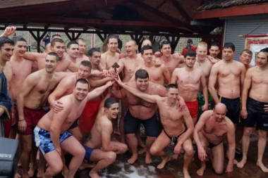 (FOTO) Tradicija se nastavlja: Viteško plivanje za časni krst ispod Kalemegdana!