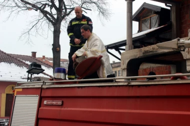 (FOTO) Pop osveštao cisternu!