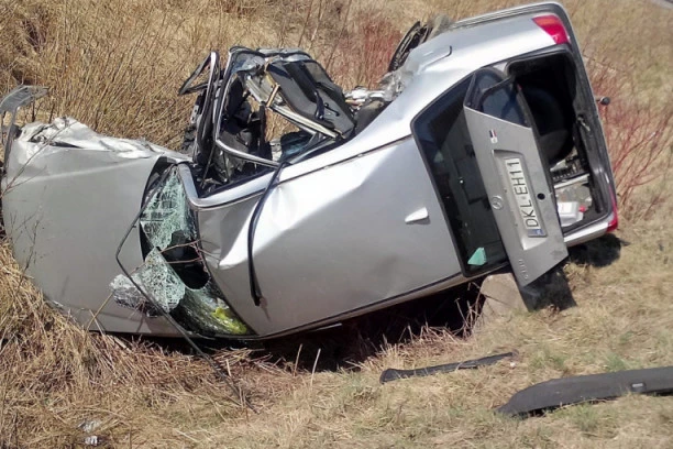 Sleteo sa puta pravo u smrt! Kobno prevrtanje automobila na magistrali Zrenjanin-Beograd