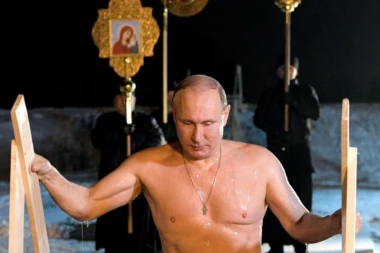 Pogledajte kako je Putin na Bogojavljenje zaronio u ledenu vodu!