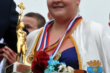 Devojka hrabrost! Plivala sama za časni krst u čast sve bolesne dece: Potresna priča Jovane Leposavić koja je pobedila rak i dala primer