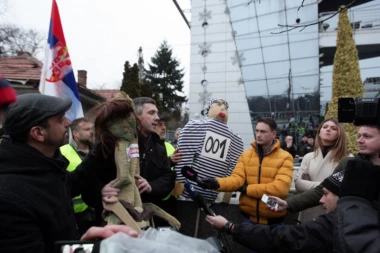 Cirkuzant Obradović izveo svoj bizarni performans: Lider Dveri bi da gasi medije koji mu se ne sviđaju