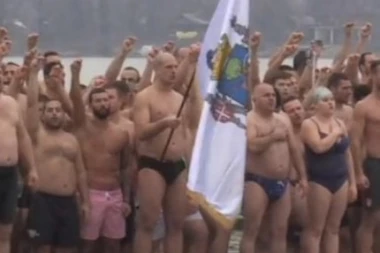 Učesnik "Parova" zaplivao za Časni krst!