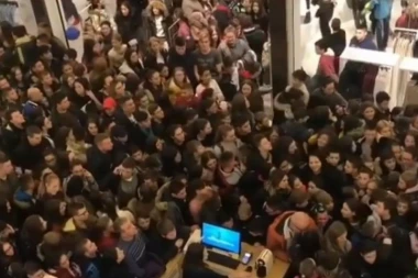 Opšta histerija u Novom Sadu zbog Jutjubera: Deca lomila izloge, intervenisalo pet vozila policije!