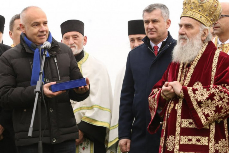 Patrijarh Irinej uručio gradonačelniku „Bogojavljenski krst”