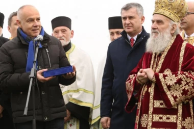 Patrijarh Irinej uručio gradonačelniku „Bogojavljenski krst”