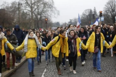 DEMONSTRACIJE U PARIZU: Hiljade protestuju protiv abortusa