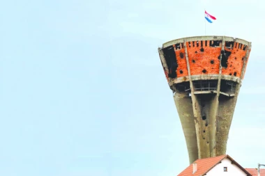 (VIDEO) ŠOK snimak napada na Srbe u Vukovaru! Ustaše brutalno išutirale dvojicu