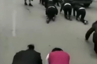 (VIDEO) ZA NEVERICU! Radnici naterani da puze ulicom jer nisu ispunili SVOJE ZADATKE!