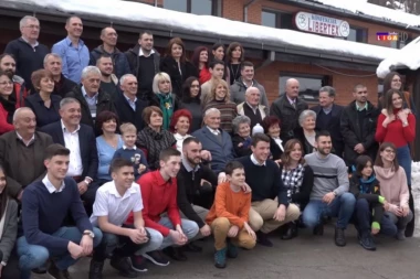 (VIDEO) Deda Jovan iz Ivanjice proslavio 95. rođendan: Na svečanom slavlju okupilo se čak pet generacija