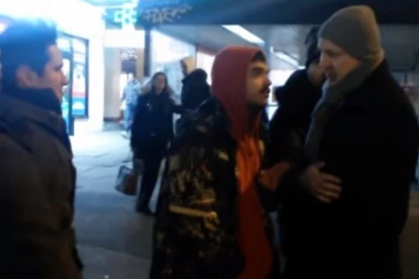 (VIDEO) Šok snimak sa protesta opozicije! Đilasovci brutalno udarili po studentima!