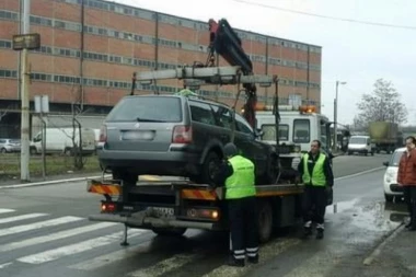 DIVLJI TAKISTA STVARNO "DIVLJI": Dok su mu oduzimali automobil napao komunalca