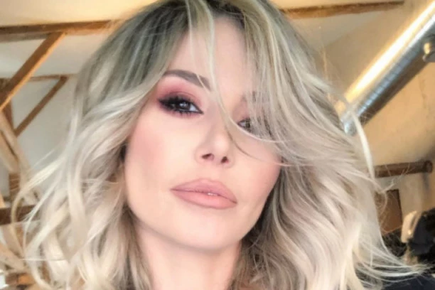 (FOTO) Ana Mihajlovski objavila izazovnu fotografiju u spavaćici, ali OVO je svima UPALO U OČI!