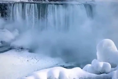 SAD NE ŽELITE DA BUDETE TAMO: Zaledili se Nijagarini vodopadi