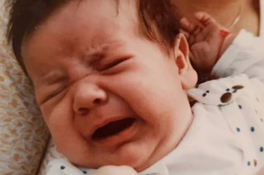 (FOTO) Pre tačno 28 godina: Ova beba je danas poznati pevač i skandal majstor