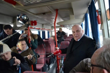 (FOTO) PALMA KAO KONDUKTER: Autobusom sa građanima prešao najdužu trasu u Jagodini