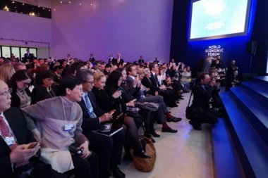 (FOTO) Vučić u Davosu prisustvovao govoru Angele Merkel: Popodne sastanak sa kancelarkom