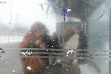 Karambol zbog snega u Beogradu: Autobus se zakucao u ogradu kod Marakane