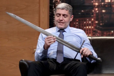 STRAŠNO! Nadrilekar Miroljub porodici mladića koji je preminuo nakon njegovog "lečenja" PRETI KRVNOM OSVETOM