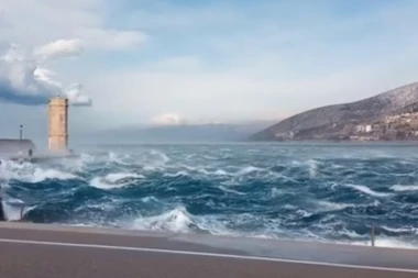 (VIDEO) NEVEROVATNI PRIZORI U HRVATSKOJ: Nestalo more, bura u Dubrovniku naterala čoveka da leti