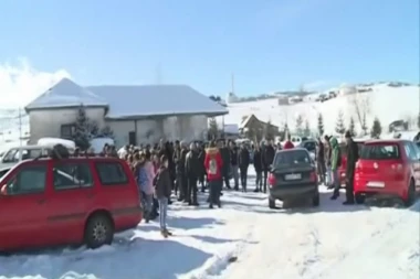 NEČUVENO: Roditelji protestovali ispred škole zbog vraćanja na posao nastavnika NAPASNIKA